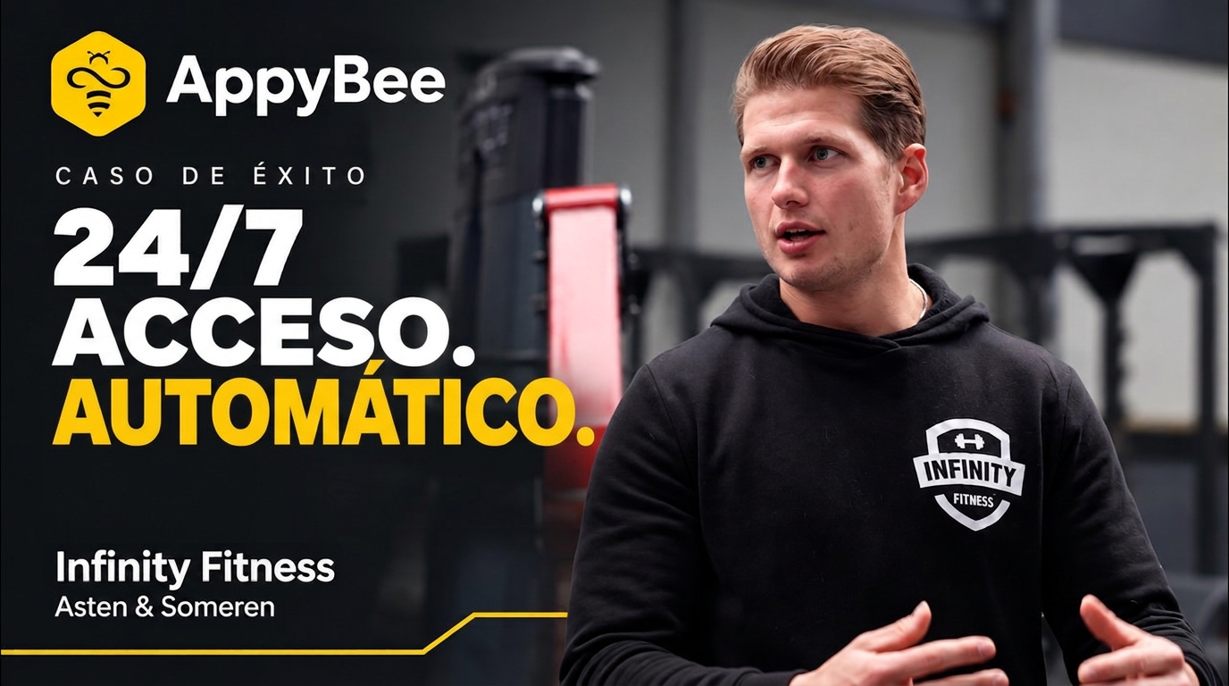 Instructor de fitness con camiseta negra y logo de Infinity Fitness