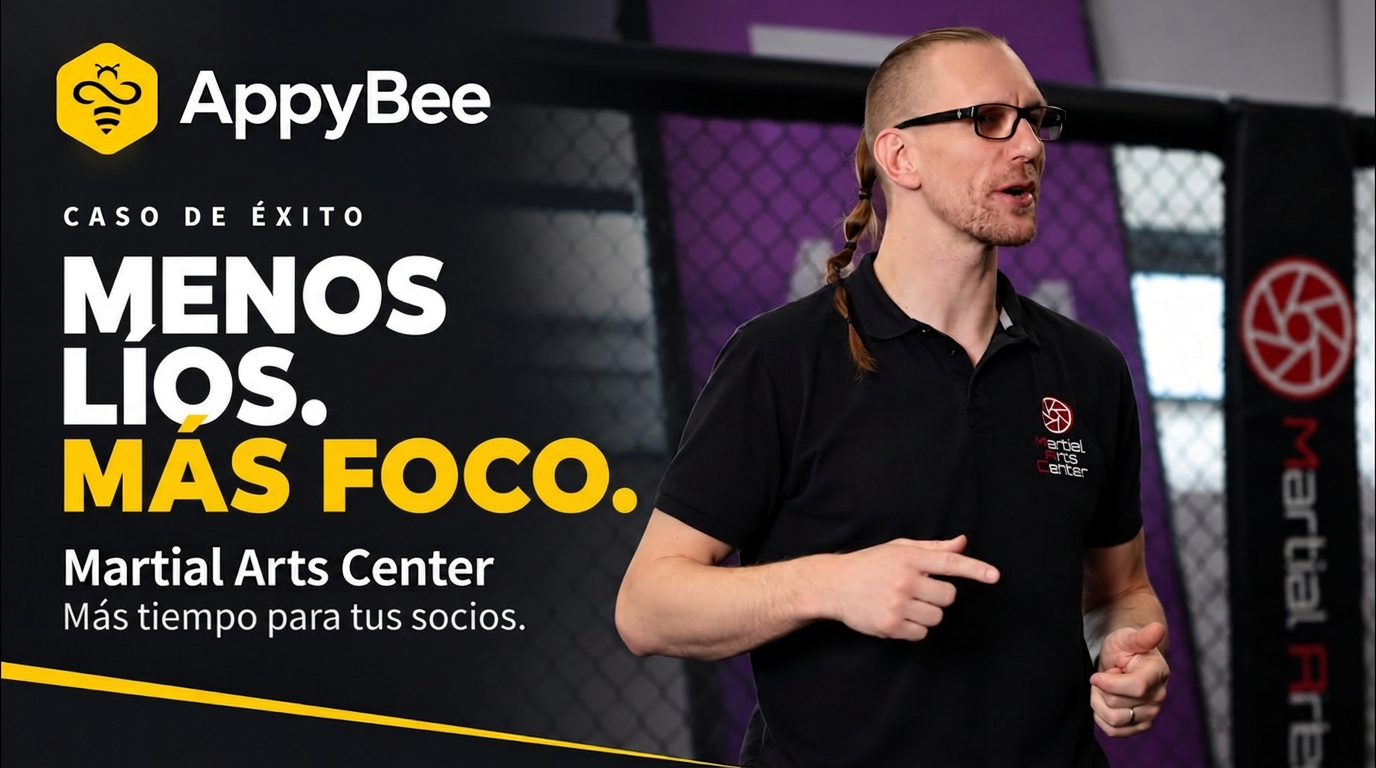 Entrenador con polo negro sobre fondo de deportes de contacto con valla