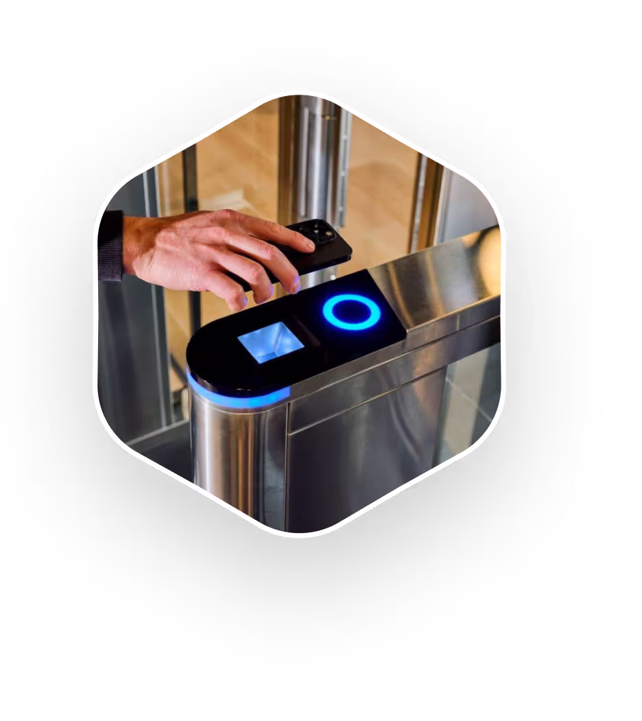 Torno de acceso moderno con iluminación azul y verificación por smartphone