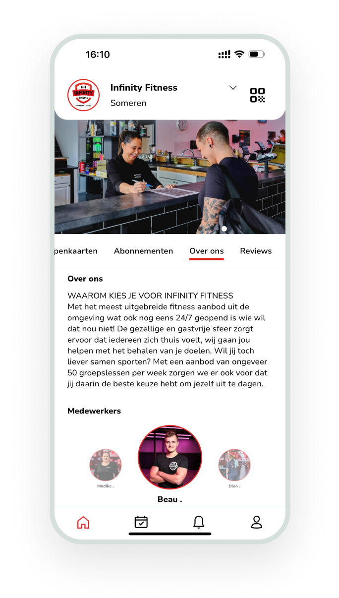 Empleado de Infinity Fitness atendiendo a un cliente en el mostrador