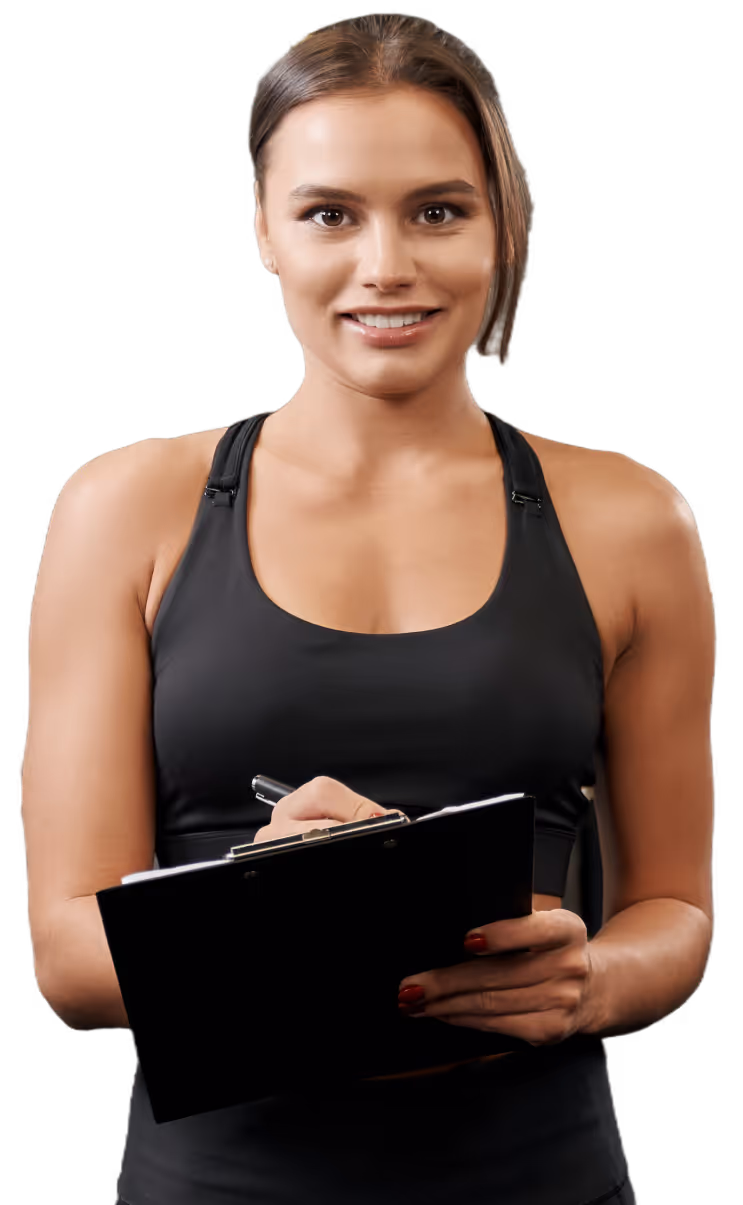 Mujer sonriente con ropa deportiva negra, portapapeles y bolígrafo