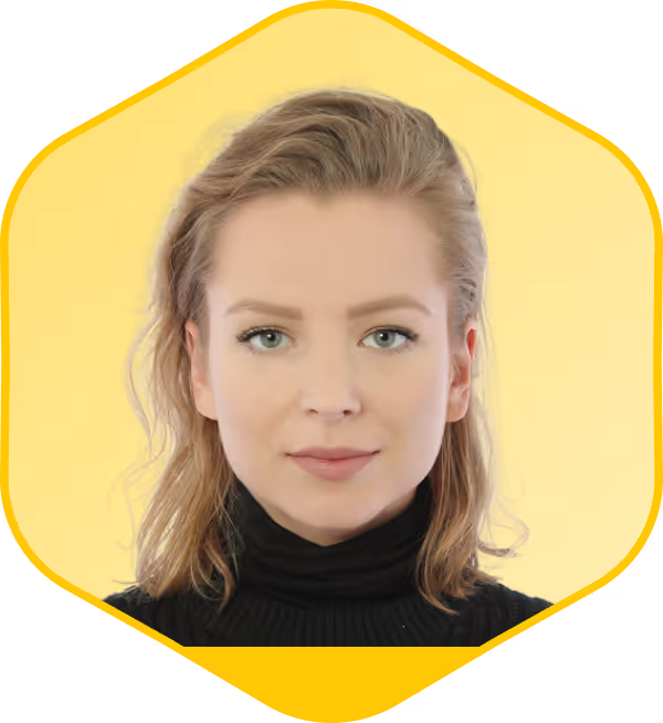 Mujer de media melena con jersey negro de cuello alto sobre fondo amarillo