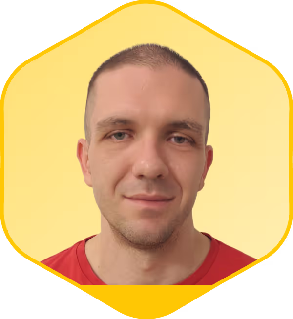 Retrato de una persona con jersey rojo sobre un fondo hexagonal amarillo